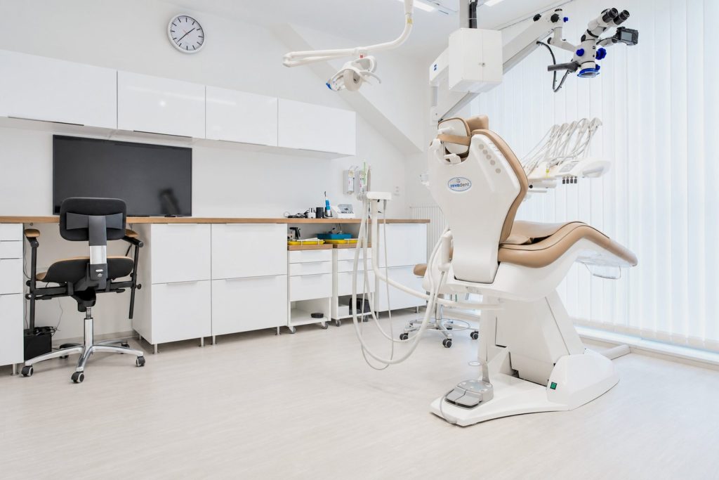Ambulancia kliniky DENTAKRA s operačným mikroskopom